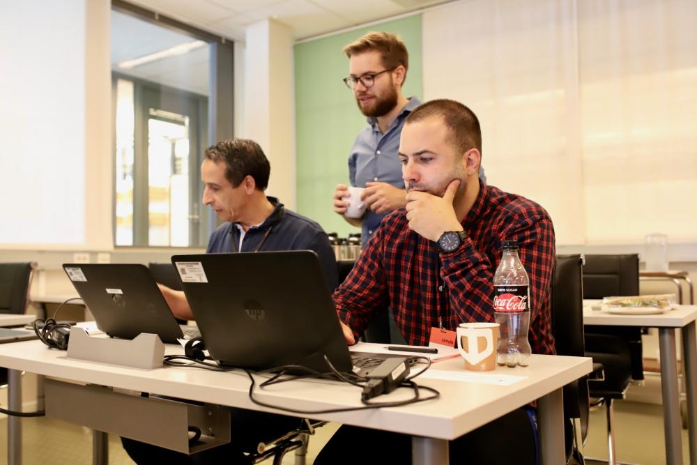 Jonas van der Brink helping the teachers with Python (Photo: Simula/Freyja Jørgensen) Jonas van der Brink helping the teachers with Python