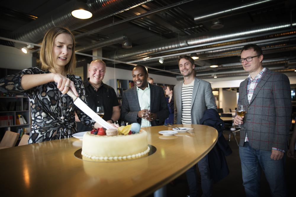 Iselin Nybø cutting cake for Leon Moonen, Ahmed Elmokashfi, Niels Nagelhus Schia and Chad Jarvis (Photo: Sverre Christian Jarild)