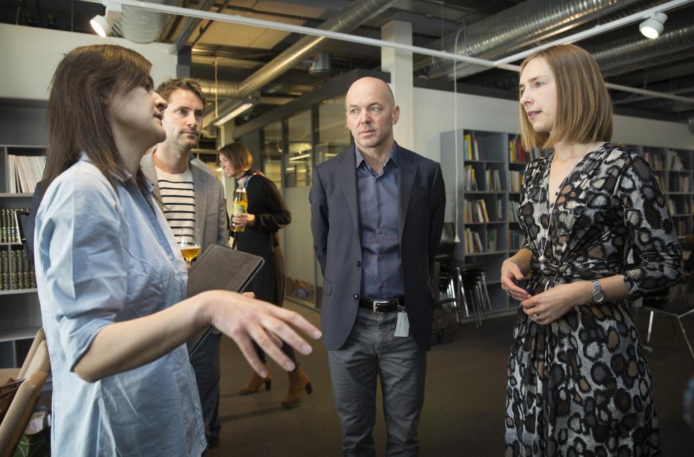 Dusica Marijan explaining the TSAR-project to Iselin Nybø (Photo: Sverre Christian Jarild)