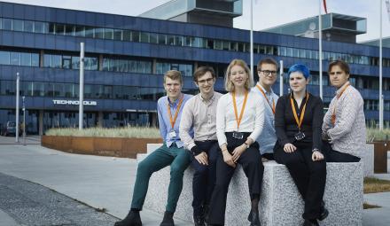 From right: Theodor Astrup Wiik (22), Emily Band (25), Syver Døving Agdestein (22),  Julie Johanne Uv (22) , Yngve Mardal Moe (25) and Håkon Molven (24) started their internship on Monday (Photo: Simula/Bård Gudim)